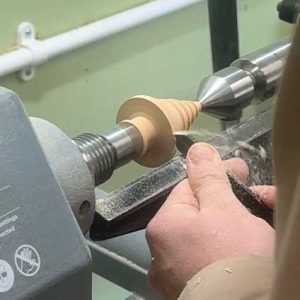 Turn a wooden Christmas tree on the lathe