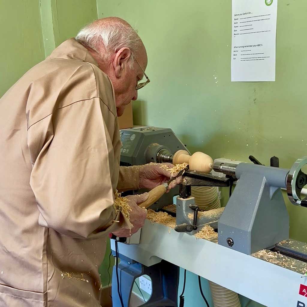 Turn a wooden mushroom on the lathe