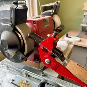Using the jig to sharpen a tool with a curved bevel on the CBN grinder wheel
