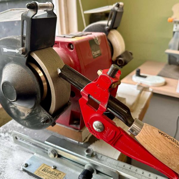 Using the jig to sharpen a tool with a curved bevel on the CBN grinder wheel